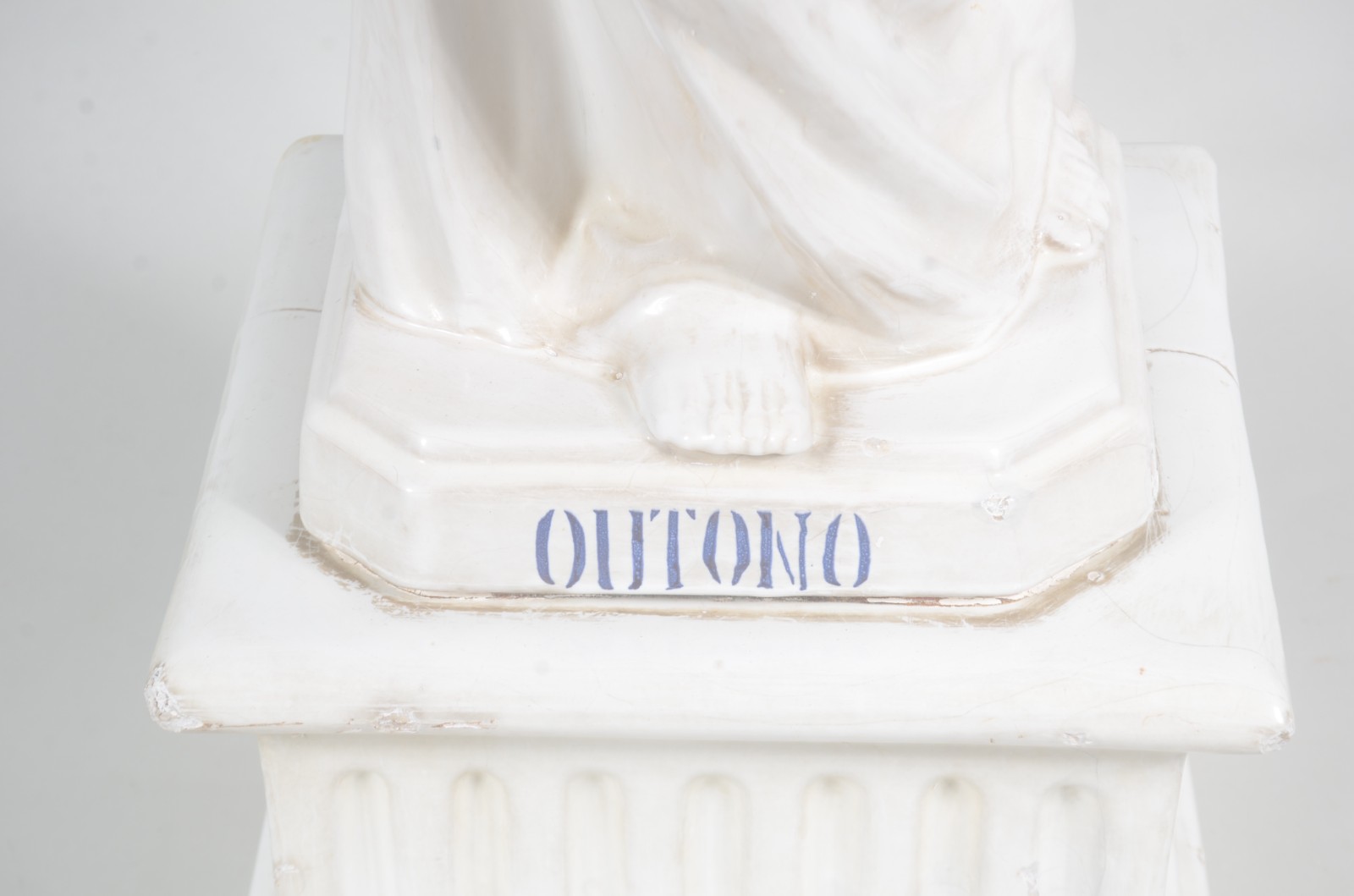 Escultura de faiança representando Outono. Braço quebrado e desgastes. - foto 3 de 10