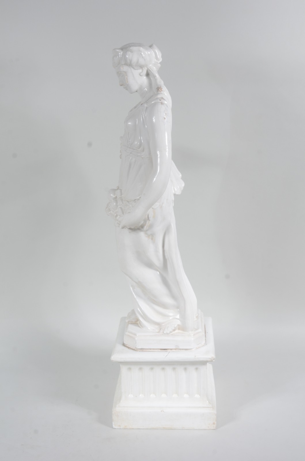 Escultura de faiança representando Outono. Braço quebrado e desgastes. - foto 8 de 10