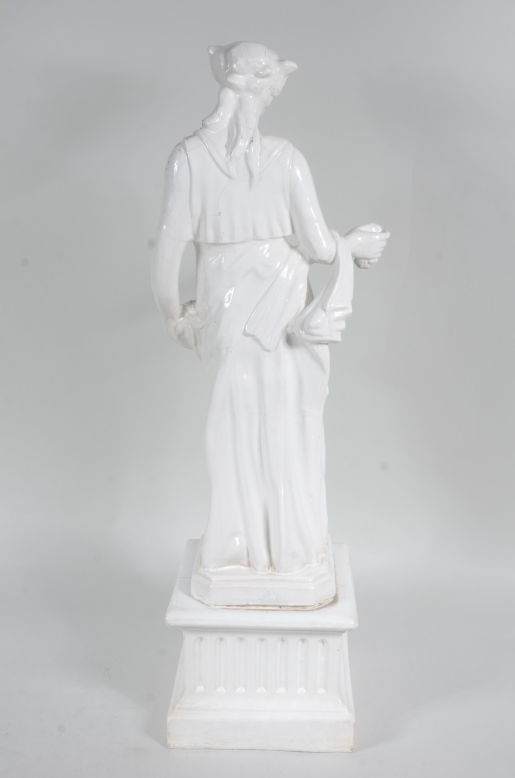 Escultura de faiança representando Outono. Braço quebrado e desgastes. - foto 9 de 10