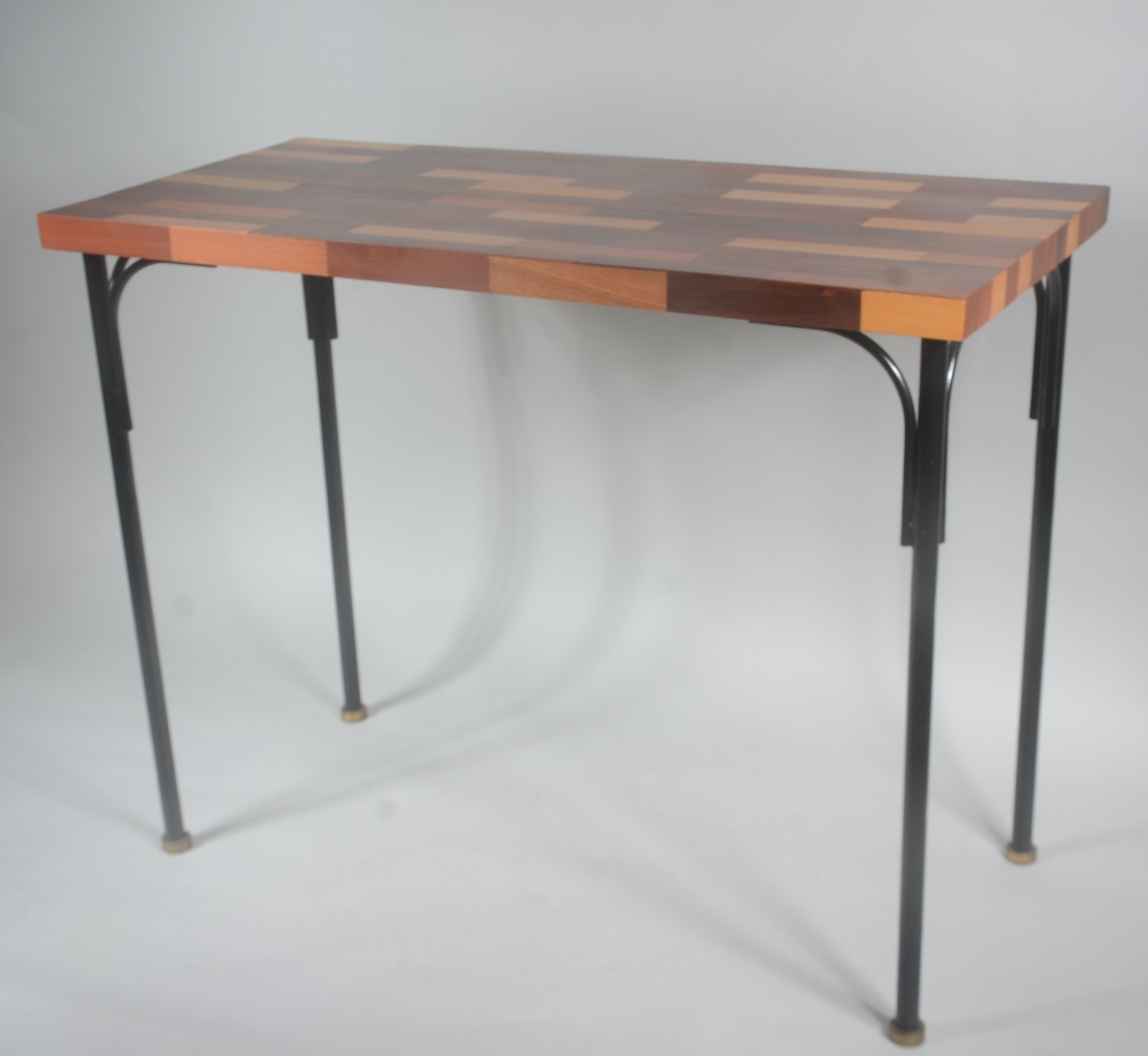 Mesa com tampo retangular de madeira "taqueada", base de metal... - foto 1 de 5