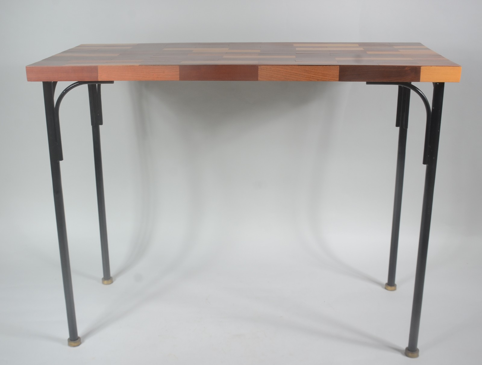 Mesa com tampo retangular de madeira "taqueada", base de metal... - foto 2 de 5