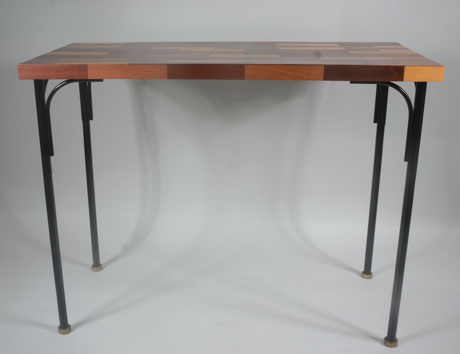 Mesa com tampo retangular de madeira "taqueada", base de metal... - foto 4 de 5