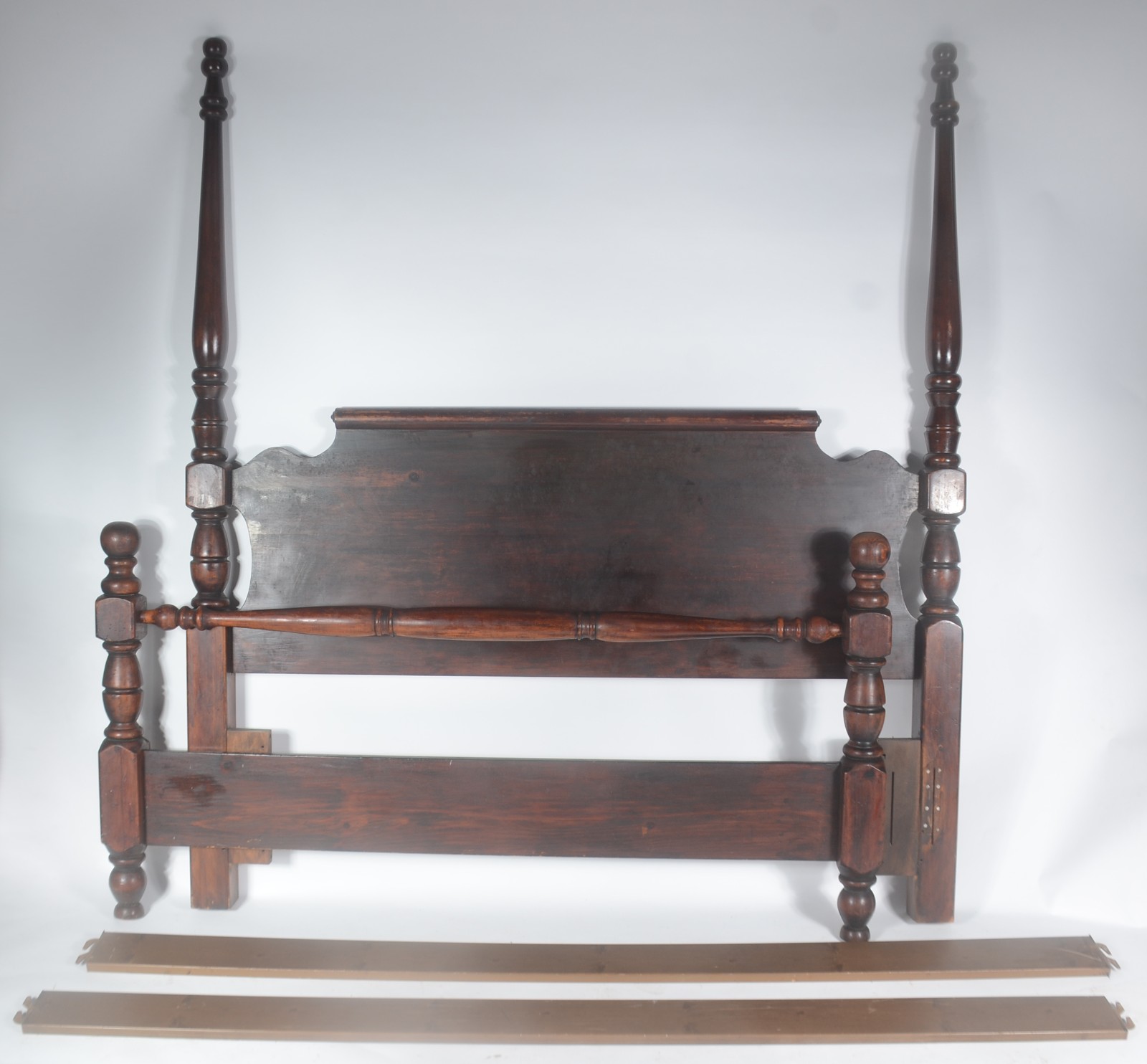 Cama de madeira nobre, completa com estrado e laterais. - foto 1 de 11