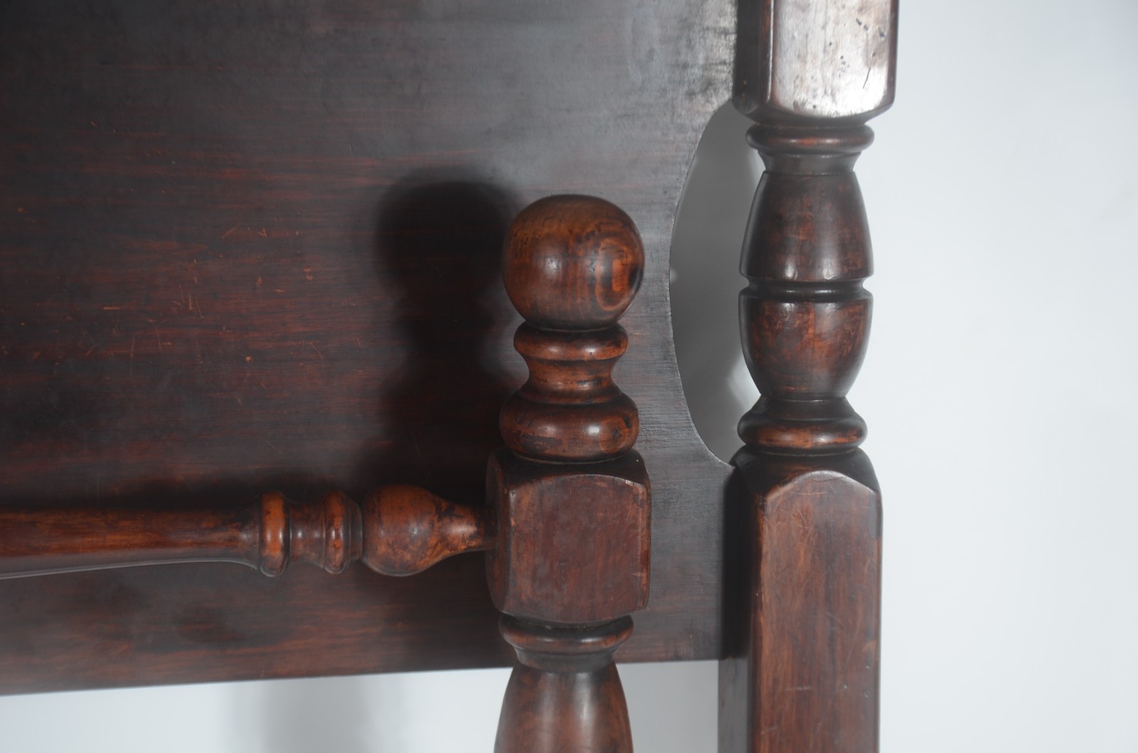 Cama de madeira nobre, completa com estrado e laterais. - foto 3 de 11