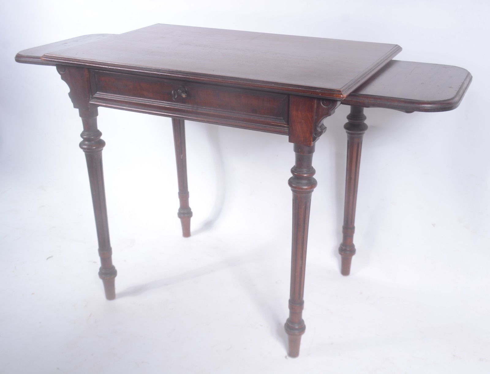 Mesa auxiliar de madeira nobre com abas laterais e pernas cilíndricas... - foto 1 de 10