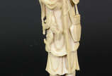 Estatueta de marfim  representando ¨Pescador¨ (... - Estatueta de marfim  representando ¨Pescador¨ (pequeno lascado atras de cabeça)