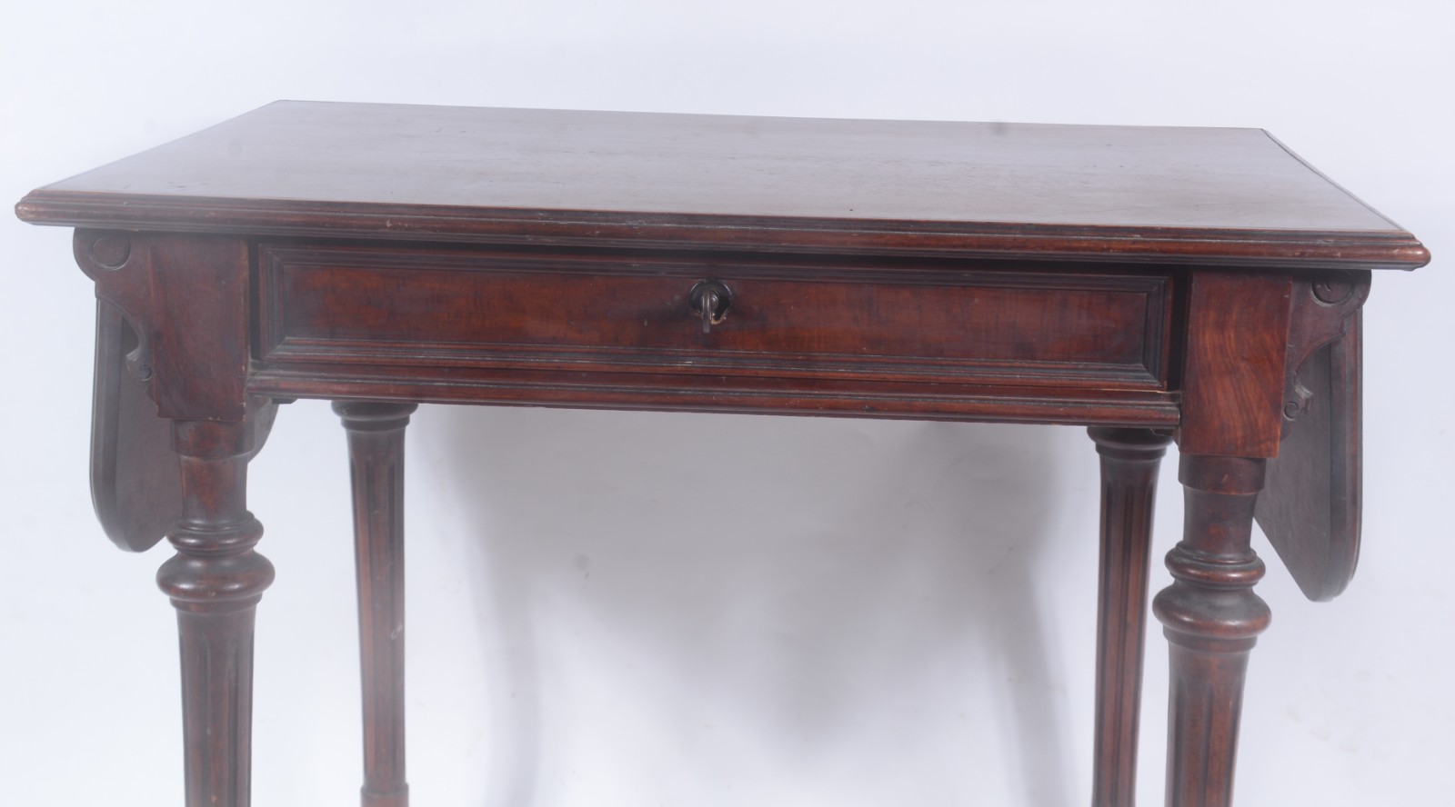 Mesa auxiliar de madeira nobre com abas laterais e pernas cilíndricas... - foto 4 de 10