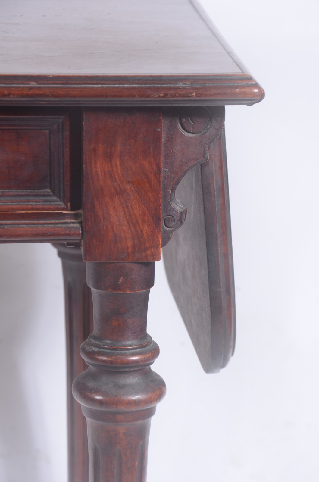 Mesa auxiliar de madeira nobre com abas laterais e pernas cilíndricas... - foto 5 de 10