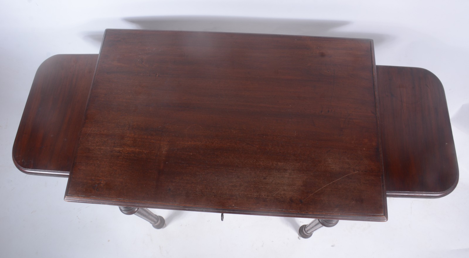 Mesa auxiliar de madeira nobre com abas laterais e pernas cilíndricas... - foto 10 de 10