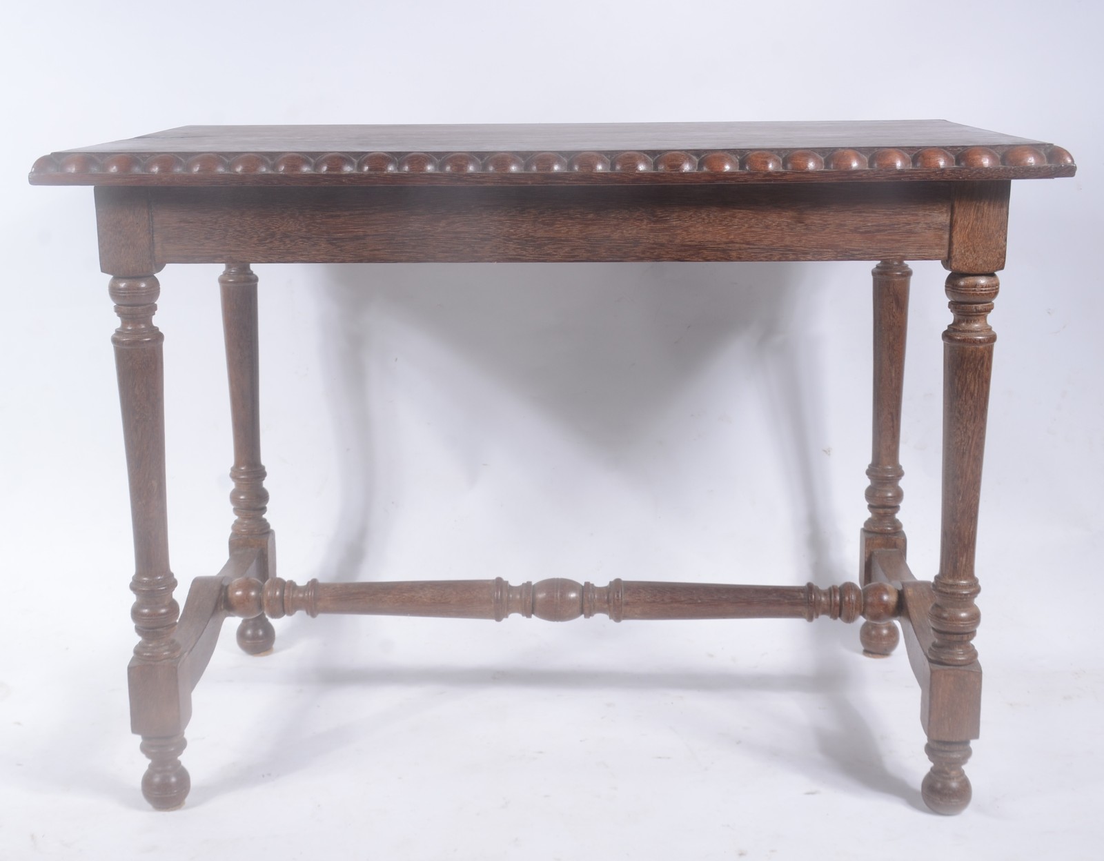 Mesa lateral de madeira nobre, pernas cilíndricas com detalhes... - foto 2 de 9