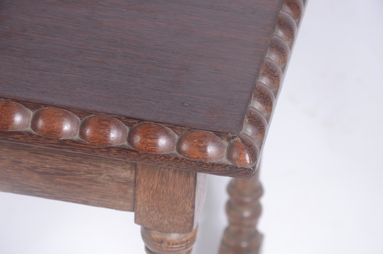 Mesa lateral de madeira nobre, pernas cilíndricas com detalhes... - foto 4 de 9
