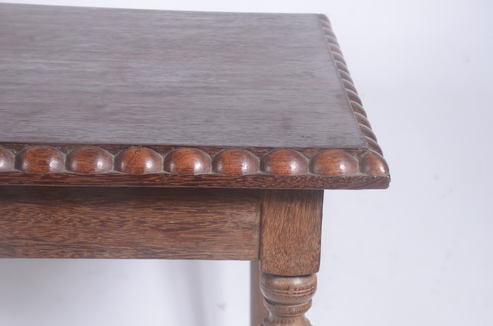 Mesa lateral de madeira nobre, pernas cilíndricas com detalhes... - foto 5 de 9