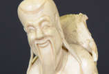 Estatueta de marfim  representando ¨Pescador¨ (... - Estatueta de marfim  representando ¨Pescador¨ (pequeno lascado atras de cabeça)