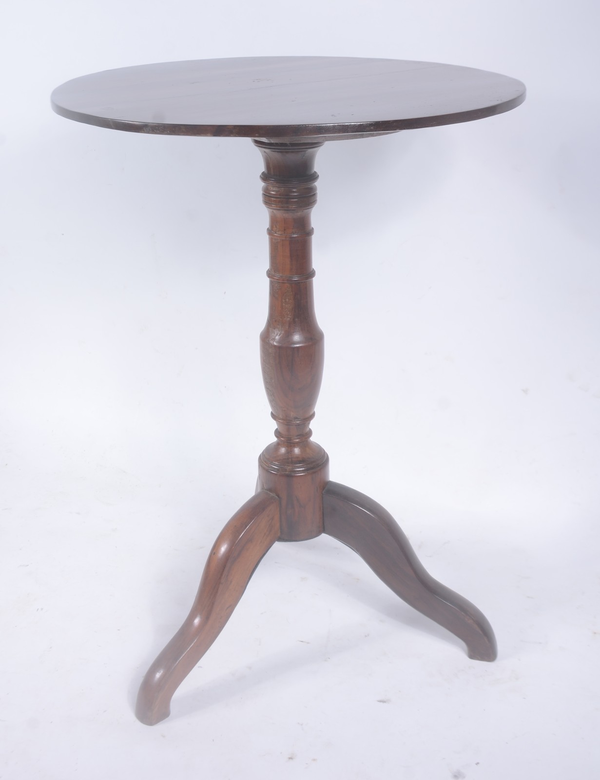 Mesa "gueridon" de madeira nobre, tampo redondo apoiado em colunas... - foto 2 de 7
