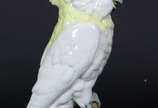Estatueta de porcelana  representando ¨Cacatua¨... - Estatueta de porcelana  representando ¨Cacatua¨ em Porcelana Royal Dux da Bohemia.