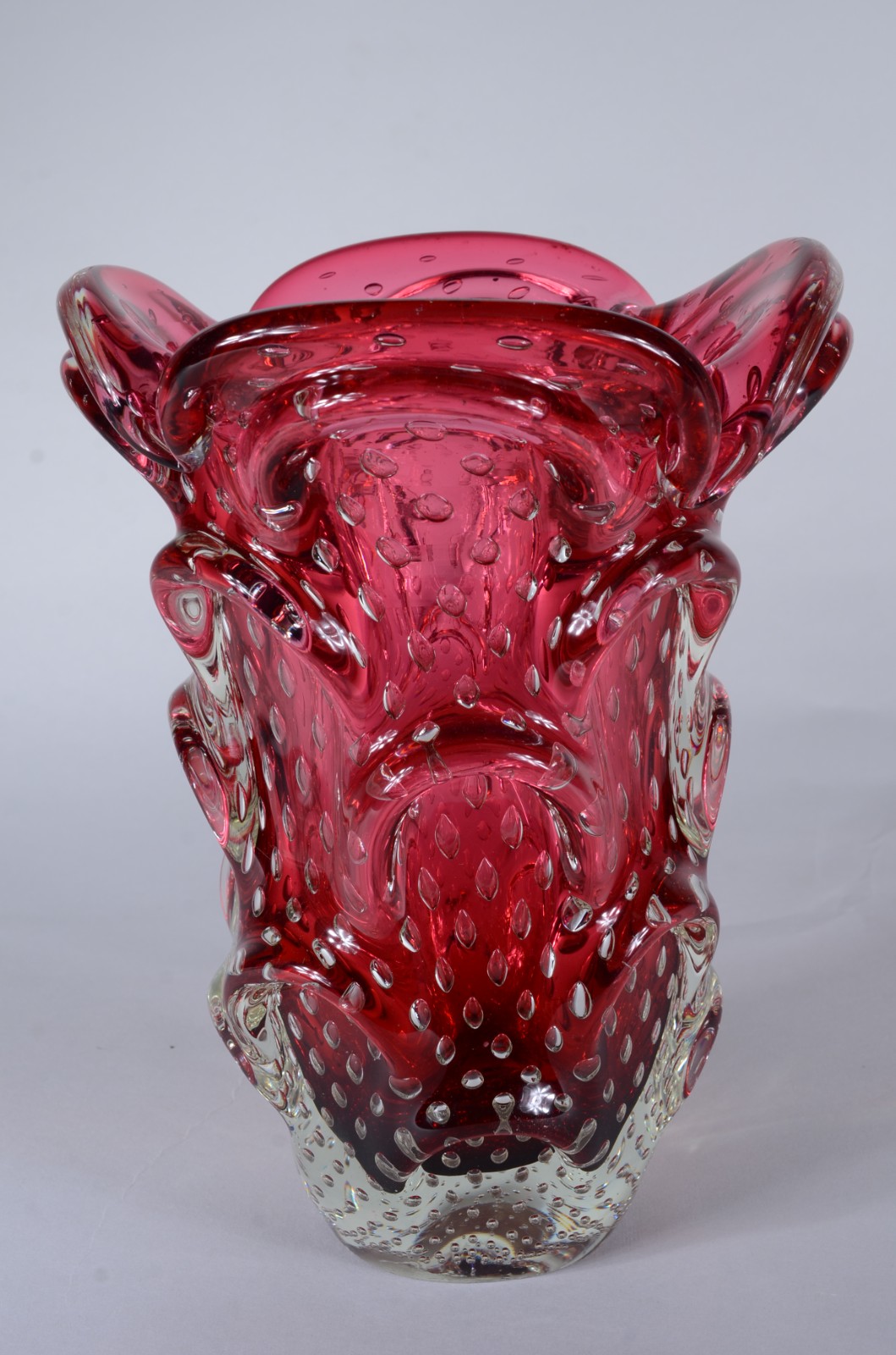 Vaso de Murano italiano na cor rubi. Anos 1960. - foto 1 de 7