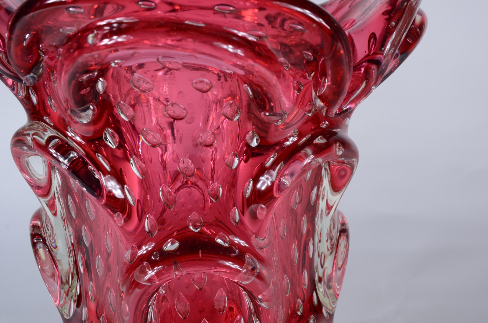 Vaso de Murano italiano na cor rubi. Anos 1960. - foto 6 de 7