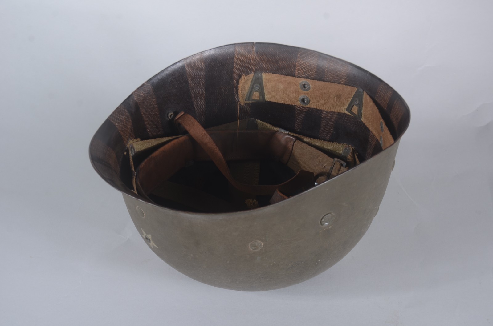 Capacete americano de Galalite da 2ª Guerra Mundial (pequeno... - foto 3 de 4
