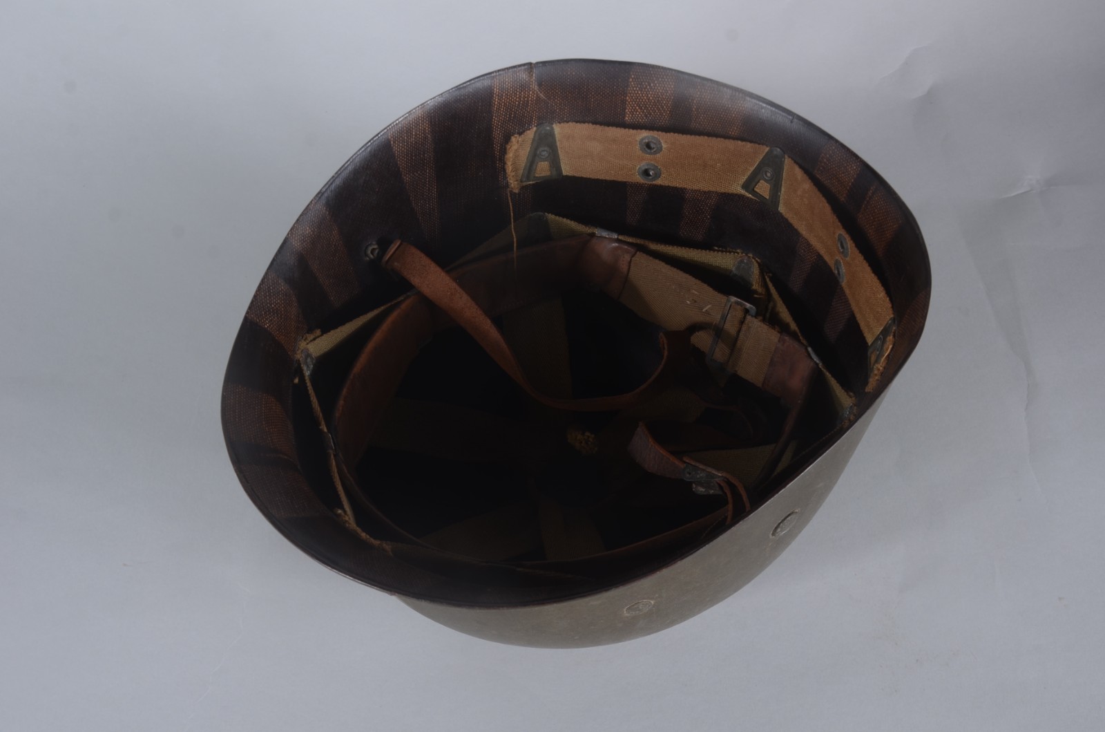 Capacete americano de Galalite da 2ª Guerra Mundial (pequeno... - foto 4 de 4