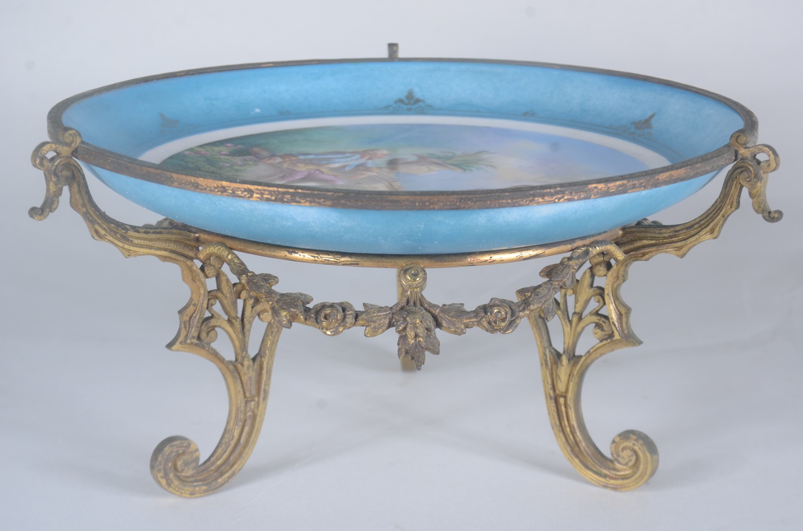 Fruteira de porcelana decorada com cena romântica em policromia... - foto 1 de 6