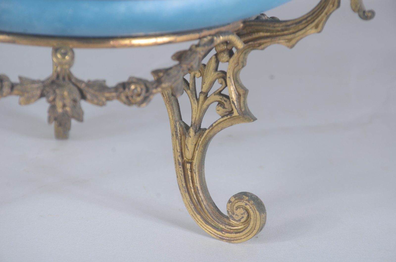 Fruteira de porcelana decorada com cena romântica em policromia... - foto 2 de 6