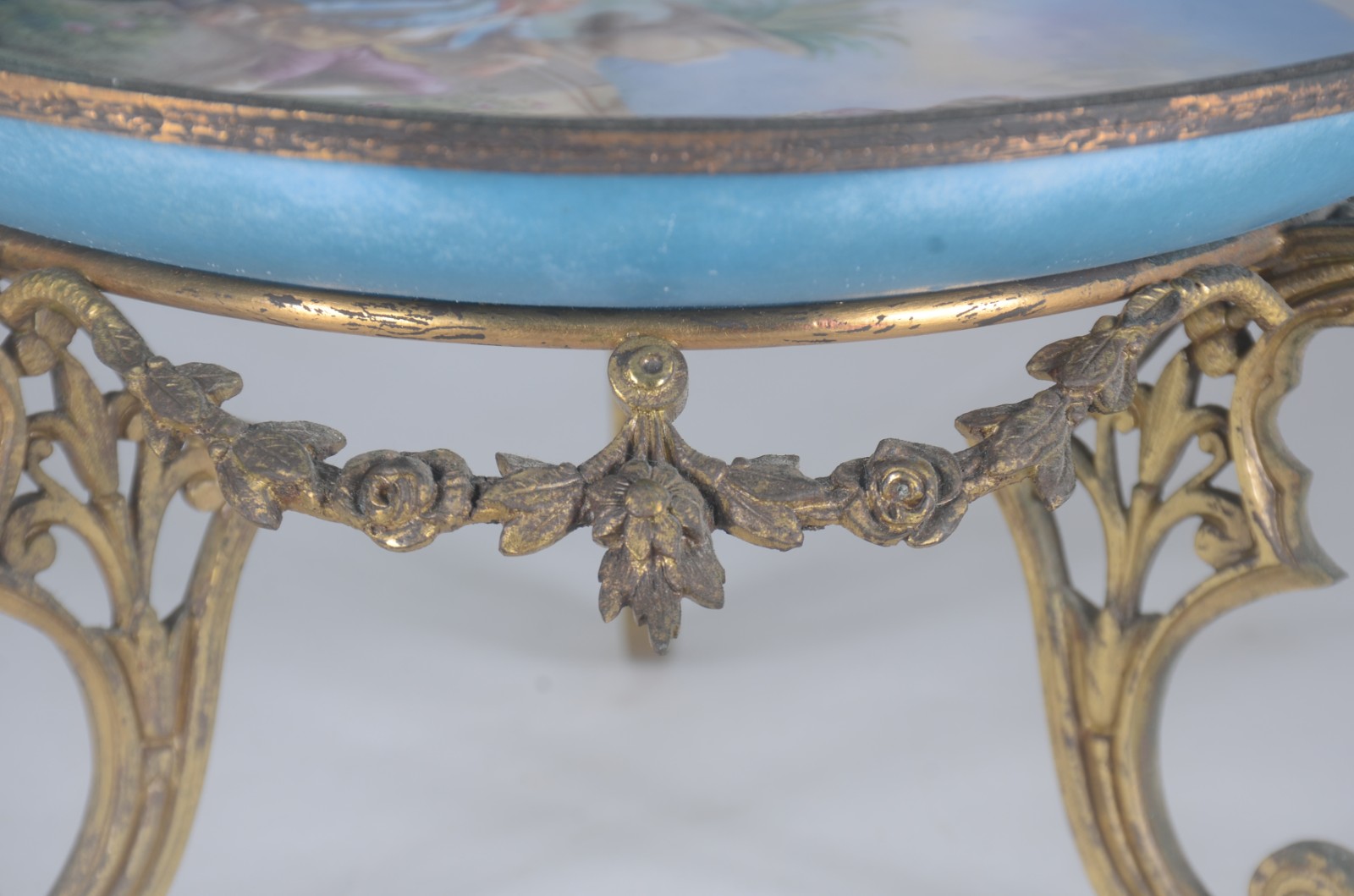 Fruteira de porcelana decorada com cena romântica em policromia... - foto 3 de 6