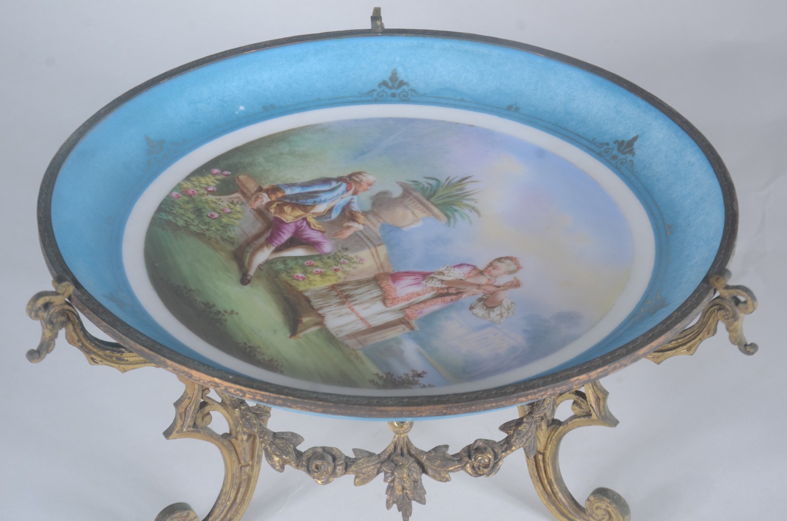 Fruteira de porcelana decorada com cena romântica em policromia... - foto 4 de 6