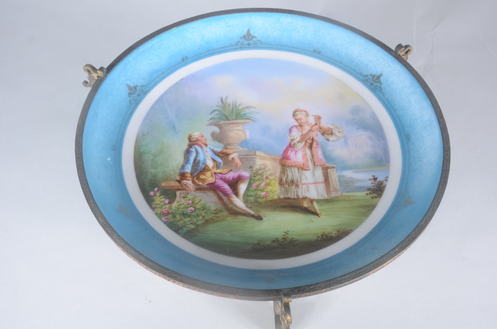 Fruteira de porcelana decorada com cena romântica em policromia... - foto 5 de 6