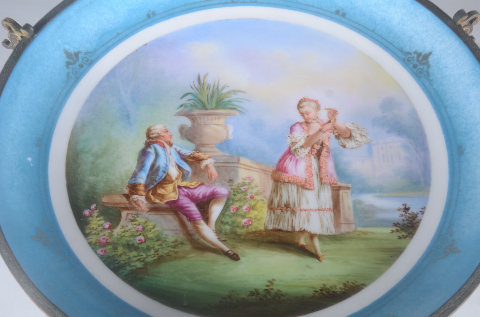 Fruteira de porcelana decorada com cena romântica em policromia... - foto 6 de 6