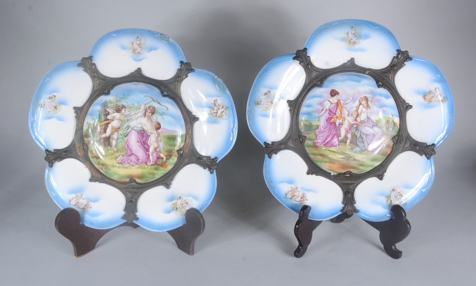 Par de medalhões de faiança europeia decorados com ninfas e cupidos... - foto 1 de 9
