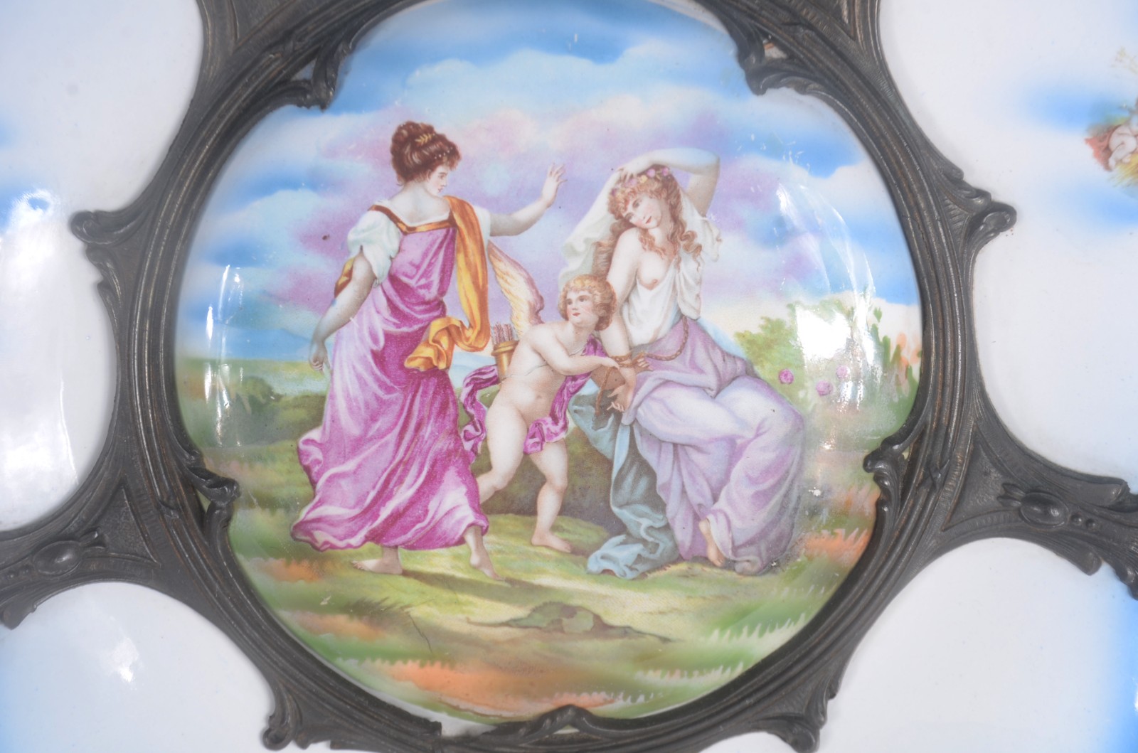 Par de medalhões de faiança europeia decorados com ninfas e cupidos... - foto 2 de 9