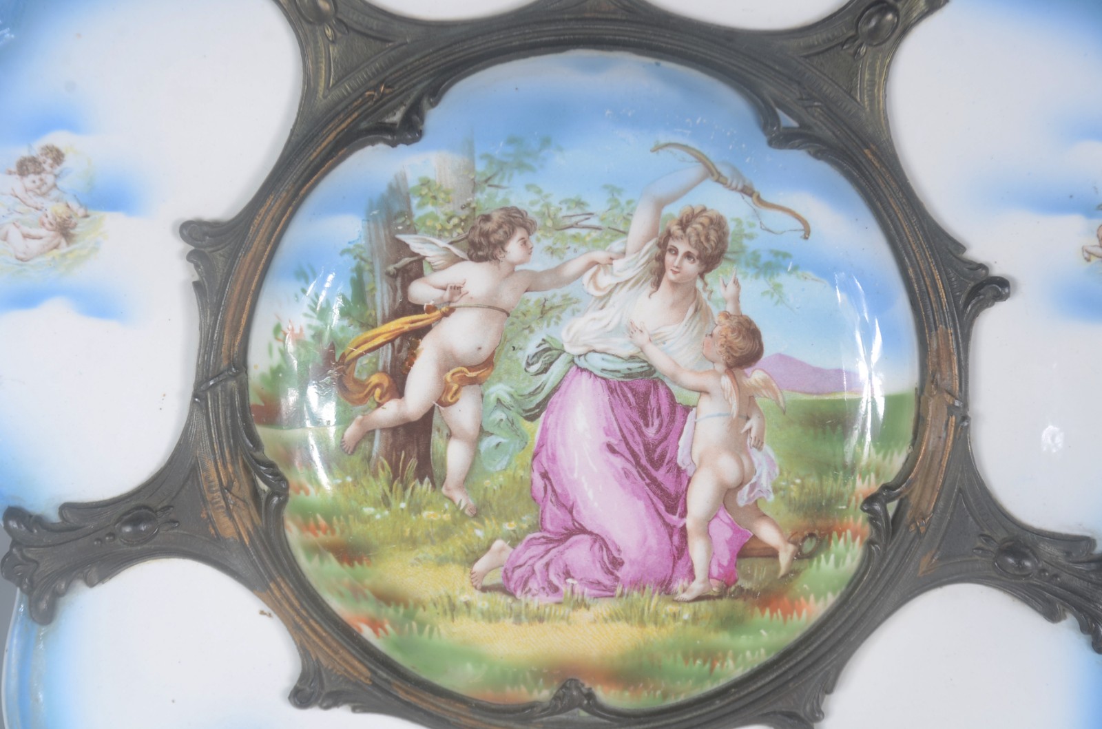 Par de medalhões de faiança europeia decorados com ninfas e cupidos... - foto 3 de 9