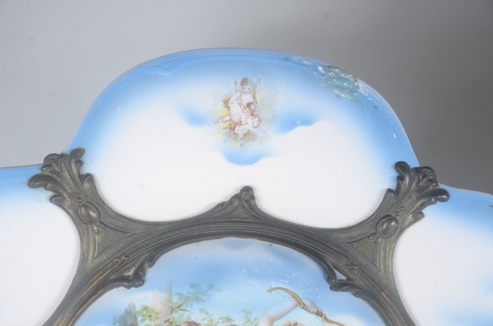 Par de medalhões de faiança europeia decorados com ninfas e cupidos... - foto 4 de 9