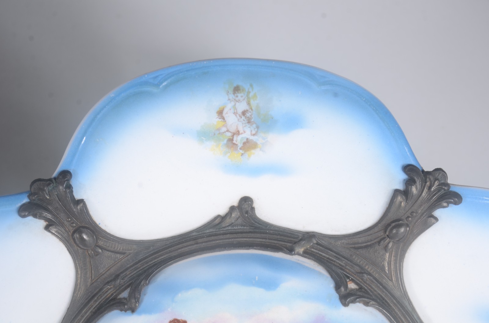 Par de medalhões de faiança europeia decorados com ninfas e cupidos... - foto 5 de 9