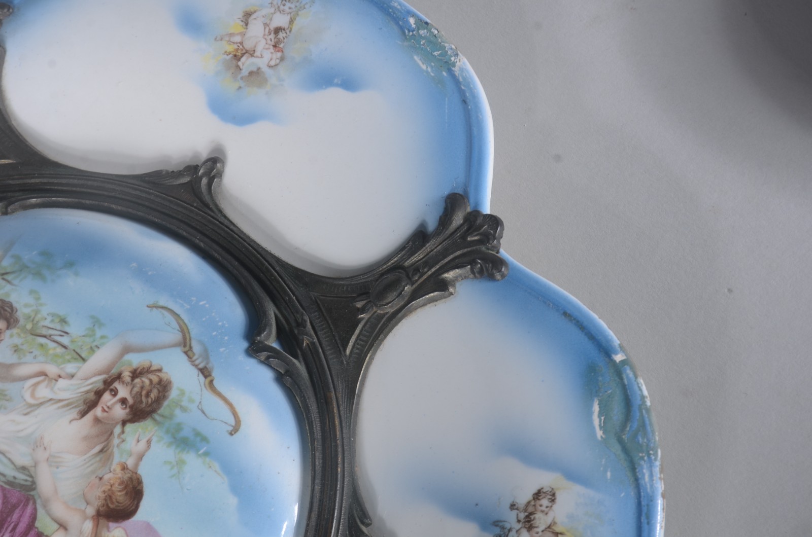 Par de medalhões de faiança europeia decorados com ninfas e cupidos... - foto 6 de 9