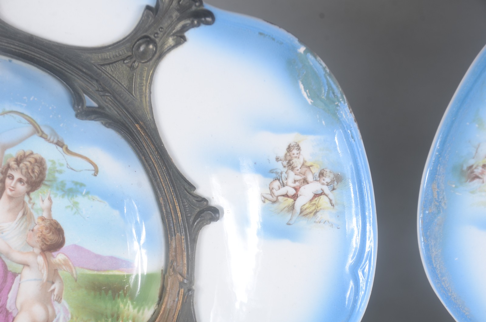 Par de medalhões de faiança europeia decorados com ninfas e cupidos... - foto 7 de 9