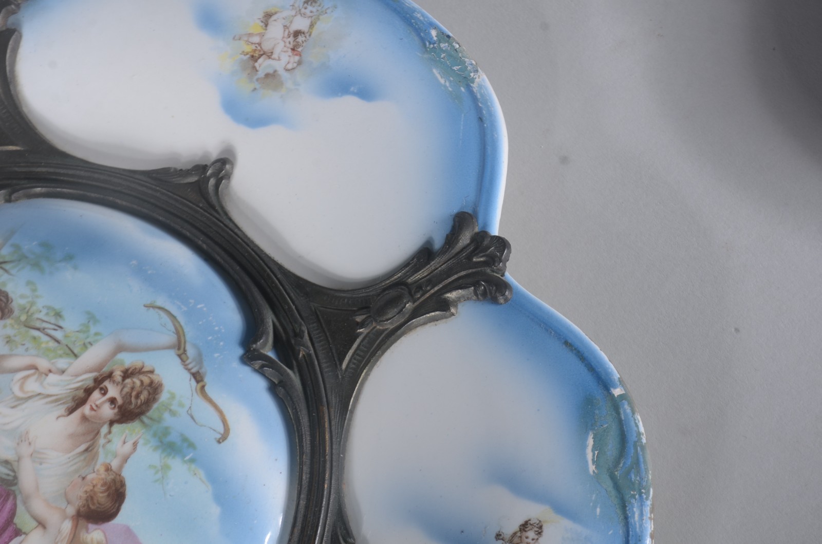 Par de medalhões de faiança europeia decorados com ninfas e cupidos... - foto 8 de 9