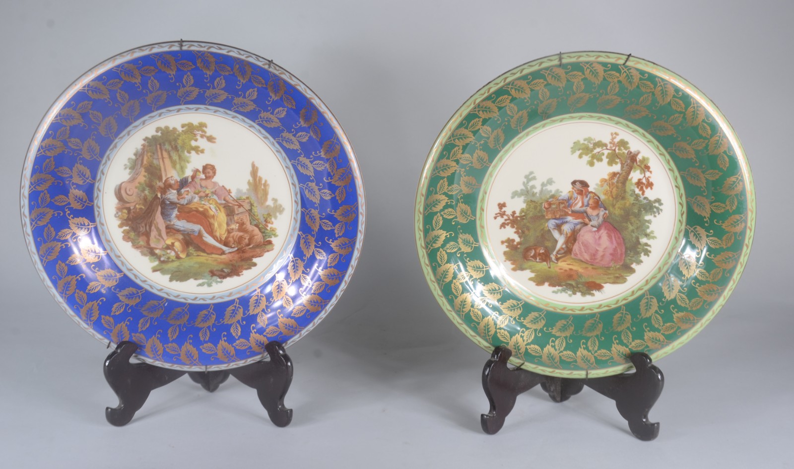 Par de medalhões de porcelana decoradas com cenas românticas em... - foto 1 de 6