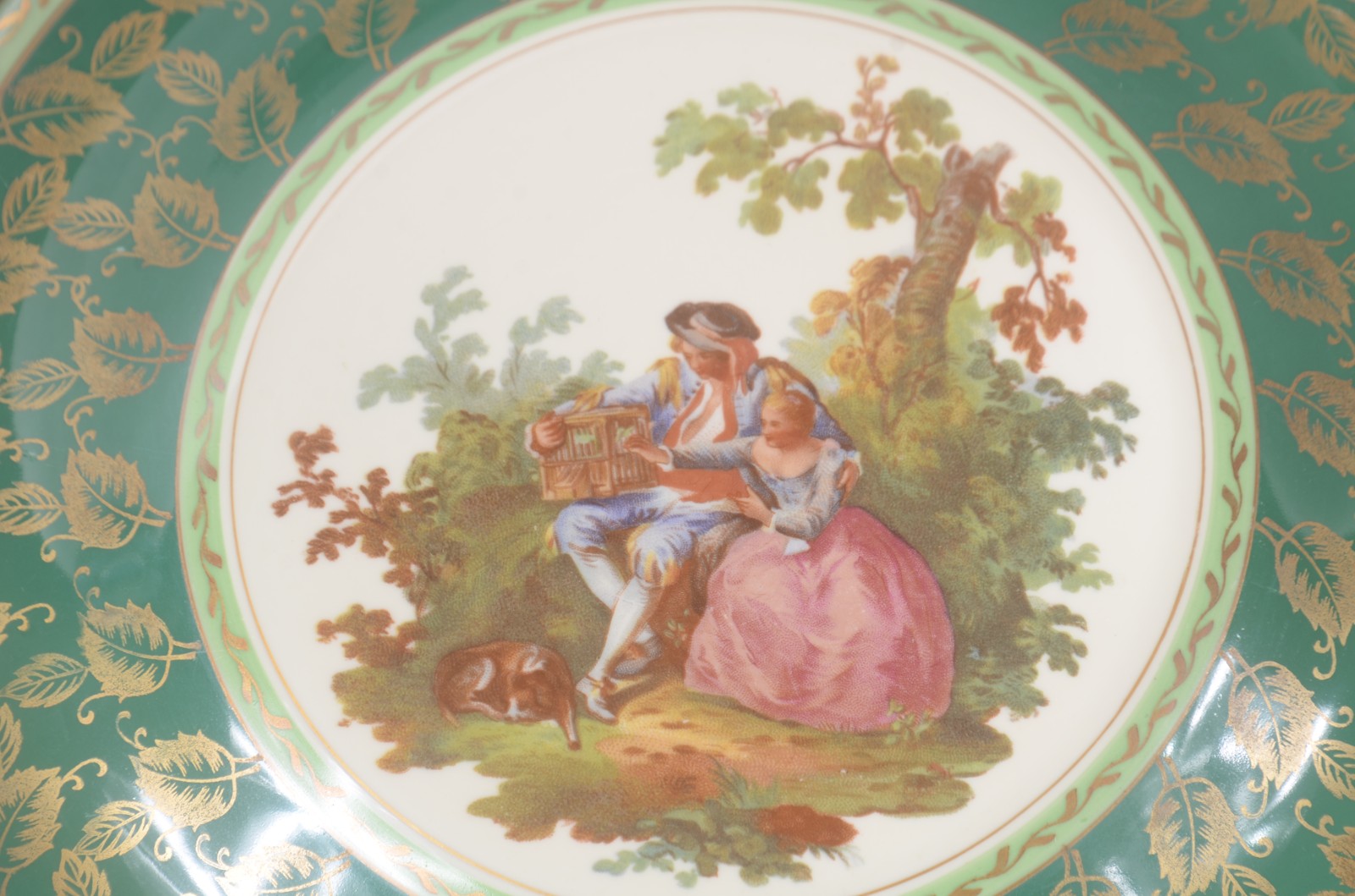 Par de medalhões de porcelana decoradas com cenas românticas em... - foto 2 de 6