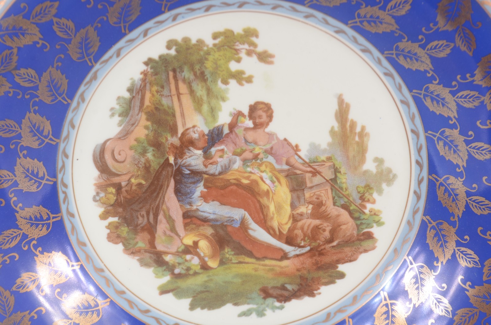 Par de medalhões de porcelana decoradas com cenas românticas em... - foto 3 de 6