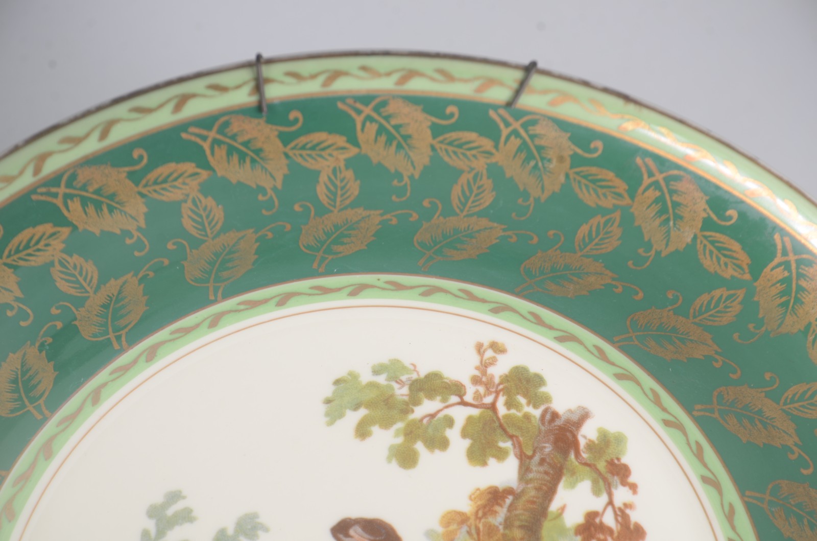 Par de medalhões de porcelana decoradas com cenas românticas em... - foto 4 de 6