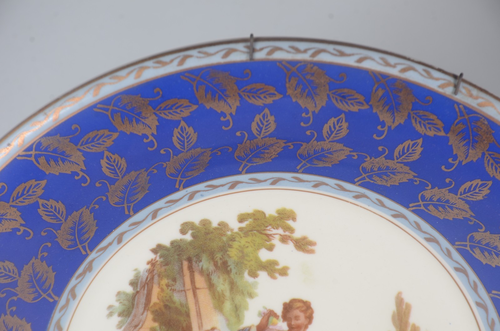 Par de medalhões de porcelana decoradas com cenas românticas em... - foto 5 de 6