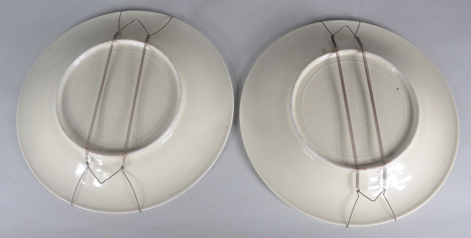 Par de medalhões de porcelana decoradas com cenas românticas em... - foto 6 de 6