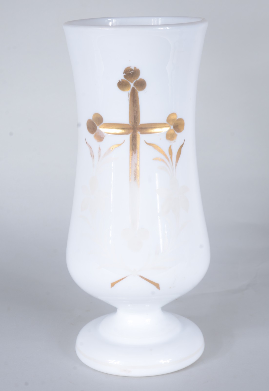 Vaso de opalina branca com crucifixo e folhagens lapidadas e... - foto 1 de 7