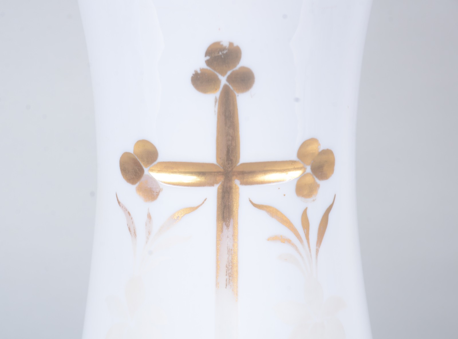 Vaso de opalina branca com crucifixo e folhagens lapidadas e... - foto 2 de 7