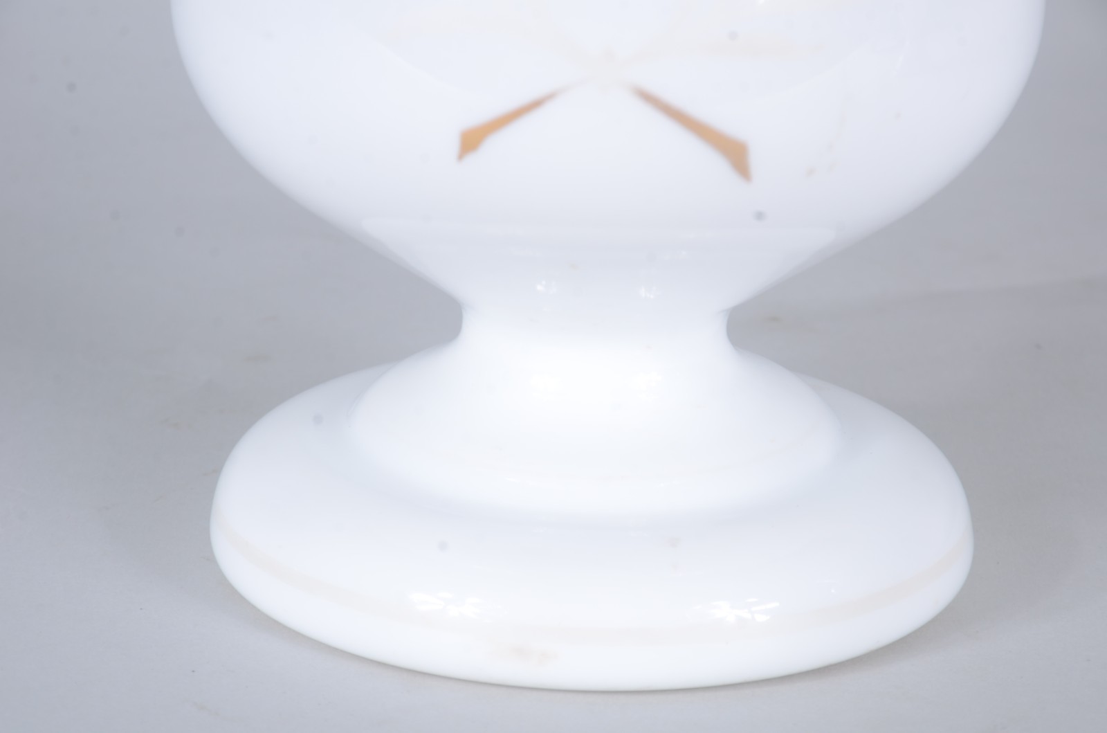 Vaso de opalina branca com crucifixo e folhagens lapidadas e... - foto 3 de 7