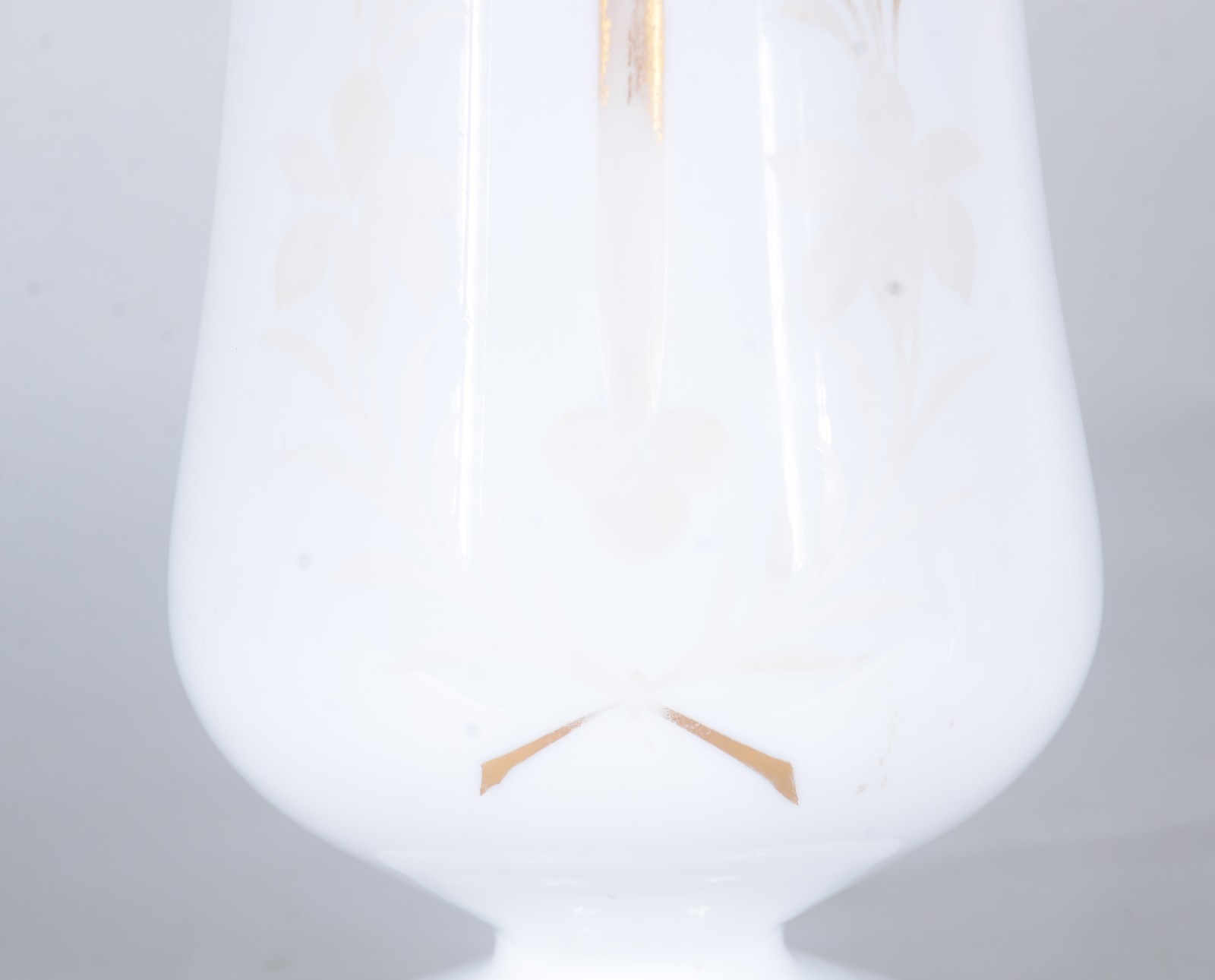Vaso de opalina branca com crucifixo e folhagens lapidadas e... - foto 4 de 7