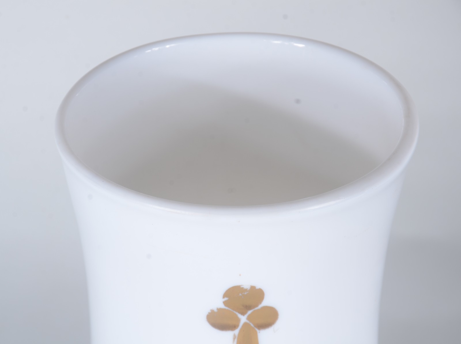 Vaso de opalina branca com crucifixo e folhagens lapidadas e... - foto 5 de 7