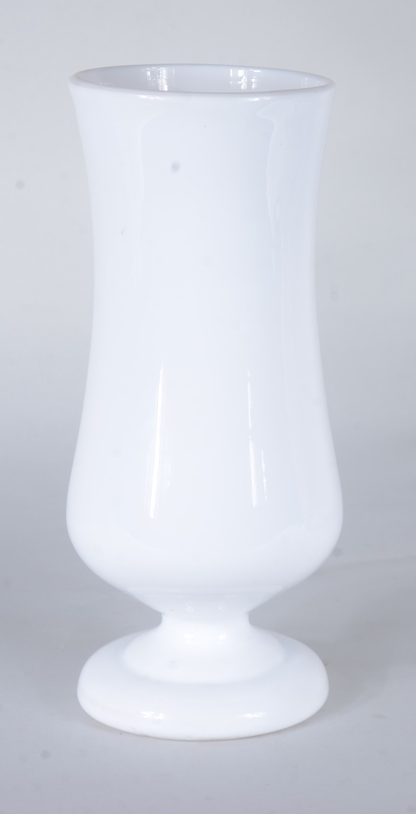 Vaso de opalina branca com crucifixo e folhagens lapidadas e... - foto 6 de 7