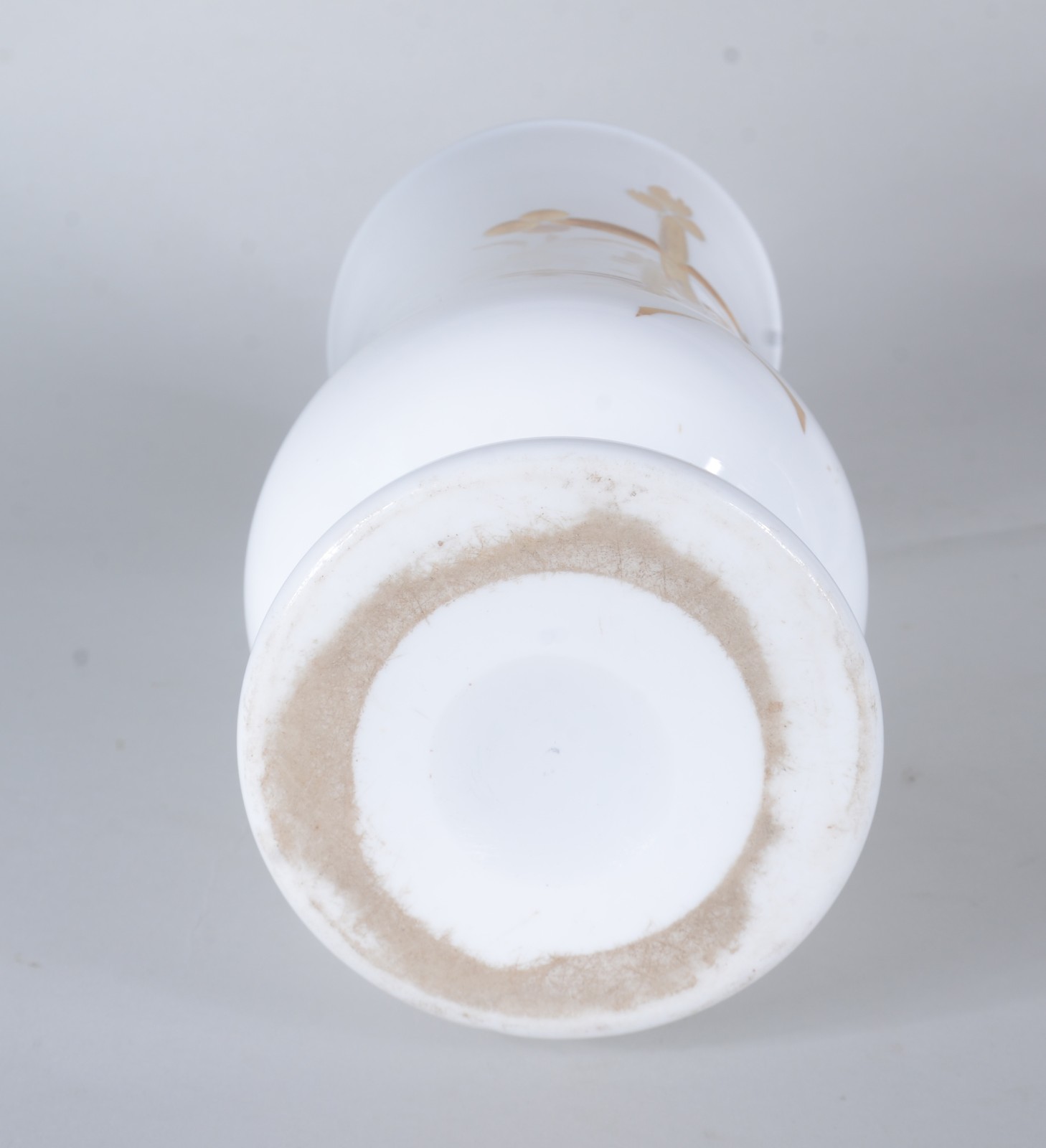 Vaso de opalina branca com crucifixo e folhagens lapidadas e... - foto 7 de 7